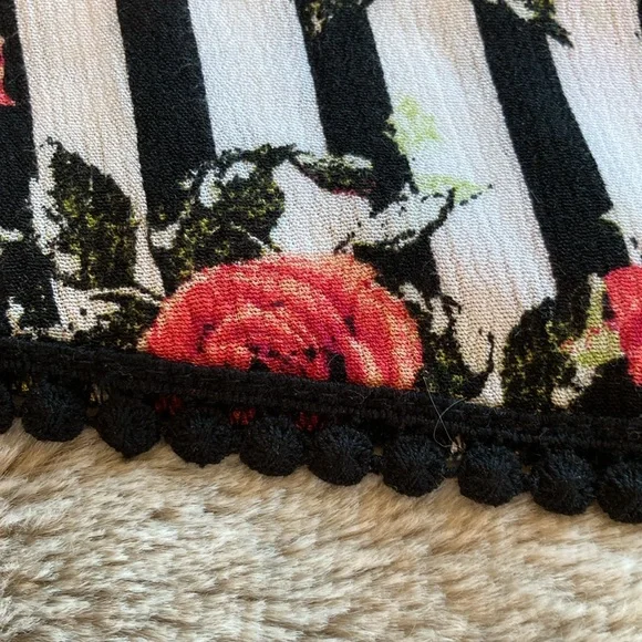 Flutter sleeve or off the shoulder top. Size M. - Picture 6 of 9